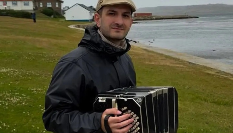 Un músico de Bahía Blanca tocó el Himno en Malvinas y emocionó a la Argentina