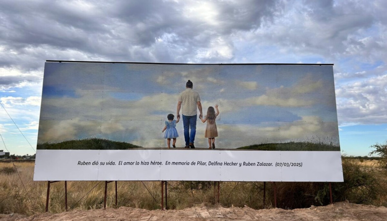 Instalaron un cartel en memoria de las hermanas Hecker y Rubén Salazar a un año de la inundación