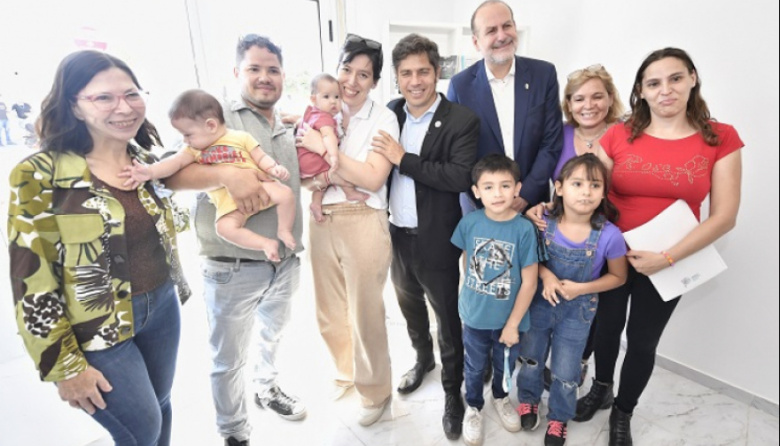 Kicillof entregó 101 viviendas en Bahía Blanca y recorrió obras hidráulicas