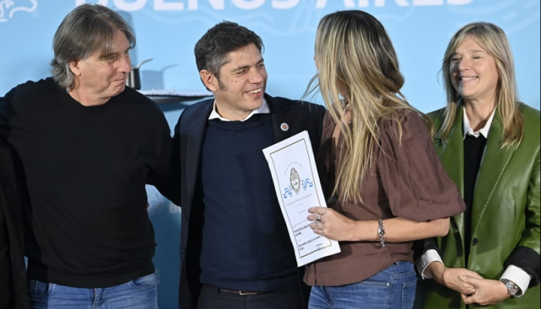 Kicillof inauguró un centro universitario en Coronel Suárez y entregó escrituras