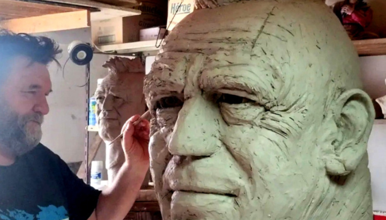 Ricardo Iorio: así avanza el monumento de seis metros en las sierras bonaerenses