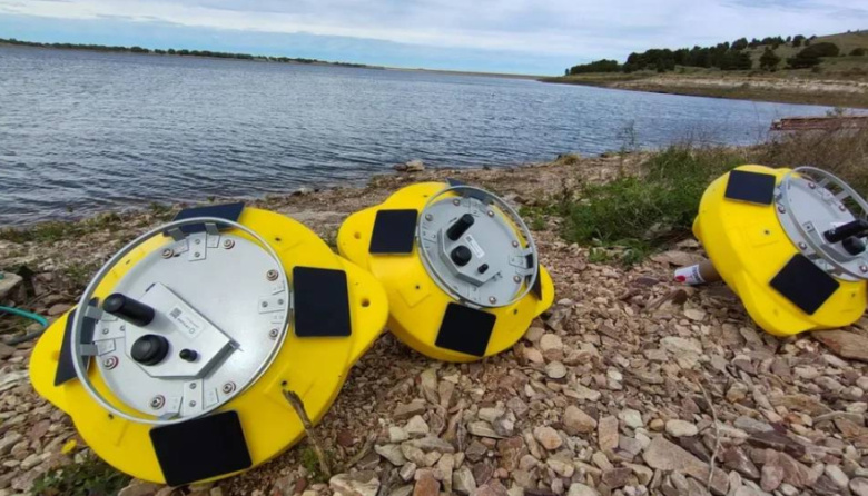 Bahía Blanca esquivó la alerta por cianobacterias gracias a nueve boyas solares
