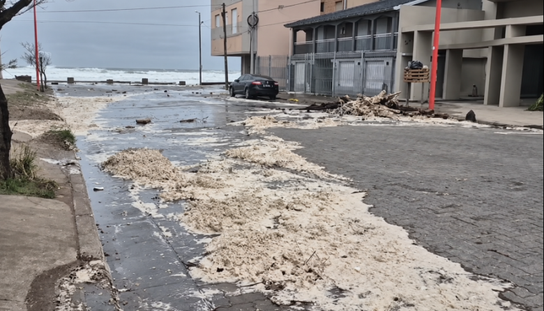 El temporal hizo avanzar el mar sobre Monte Hermoso y Pehuen Co y dejó daños