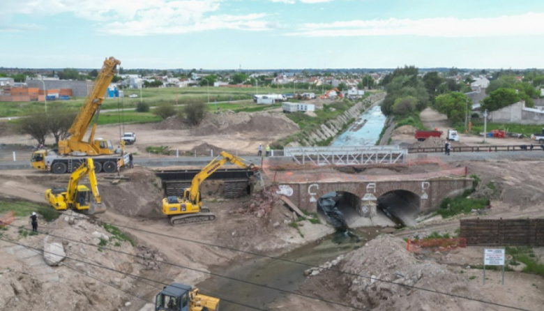 Bahía Blanca: Provincia comenzó a demoler el puente que frenó el agua del canal Maldonado