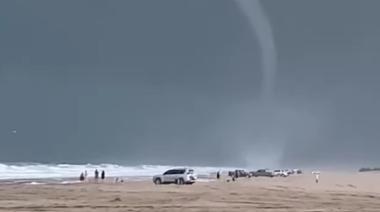 Una tromba marina sorprendió a los turistas en las playas de Reta