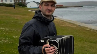Un músico de Bahía Blanca tocó el Himno en Malvinas y emocionó a la Argentina