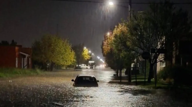 Coronel Suárez sufrió un fuerte temporal con calles inundadas y autos atrapados