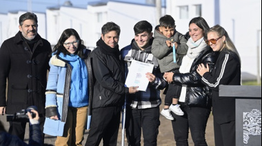 Kicillof entregó 48 viviendas en Tornquist y cuestionó la política nacional