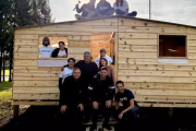 Bahía Blanca: familias afectadas por la inundación recibieron casas donadas por la AFA