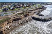 Pehuen Co: construyen una defensa costera para enfrentar el avance del mar