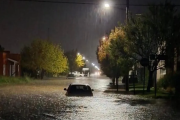 Coronel Suárez sufrió un fuerte temporal con calles inundadas y autos atrapados