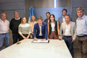 Axel Kicillof y un acuerdo para mejorar caminos rurales en la Provincia