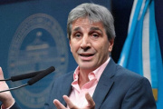 Caputo negó su salida del Gobierno en un cruce por X