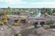Bahía Blanca: Provincia comenzó a demoler el puente que frenó el agua del canal Maldonado