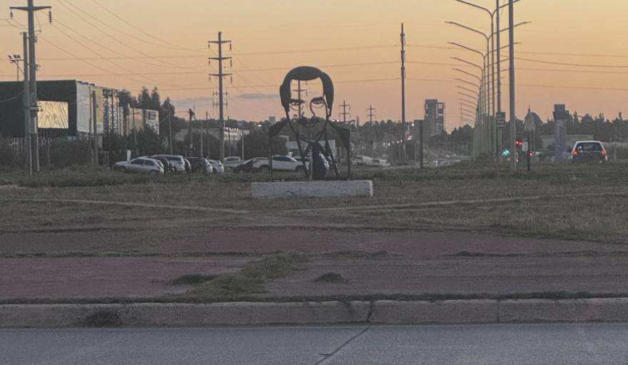 Insólito error en Google Maps: un monumento a Raúl Alfonsín figura como Saddam Hussein