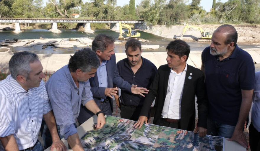 Axel Kicillof fue a Bahía Blanca para supervisar una importante obra hidráulica