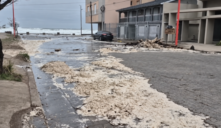 El temporal hizo avanzar el mar sobre Monte Hermoso y Pehuen Co y dejó daños